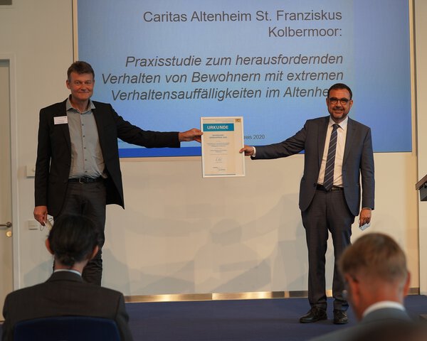 Überreichung einer Urkunde auf der Veranstaltung "Bayerischer Demenzpreis" | © Bayerische Staatsministerium für Gesundheit und Pflege